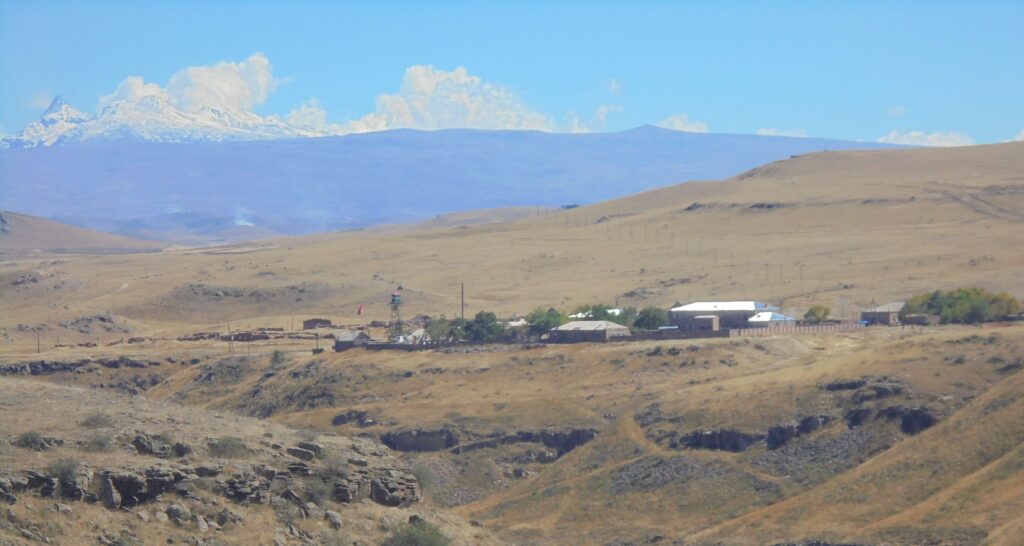 Una base militare armena vista da Ani