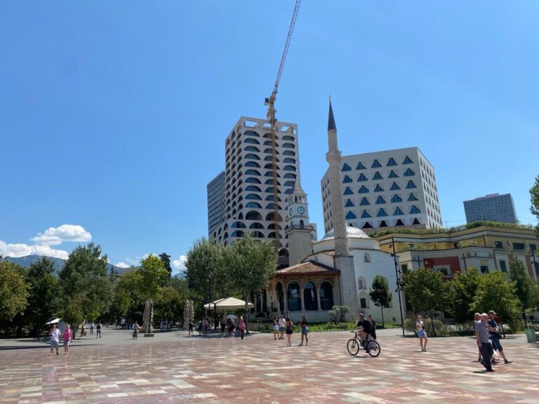 Moschea Et'hem Bey di Tirana, citata in Flama