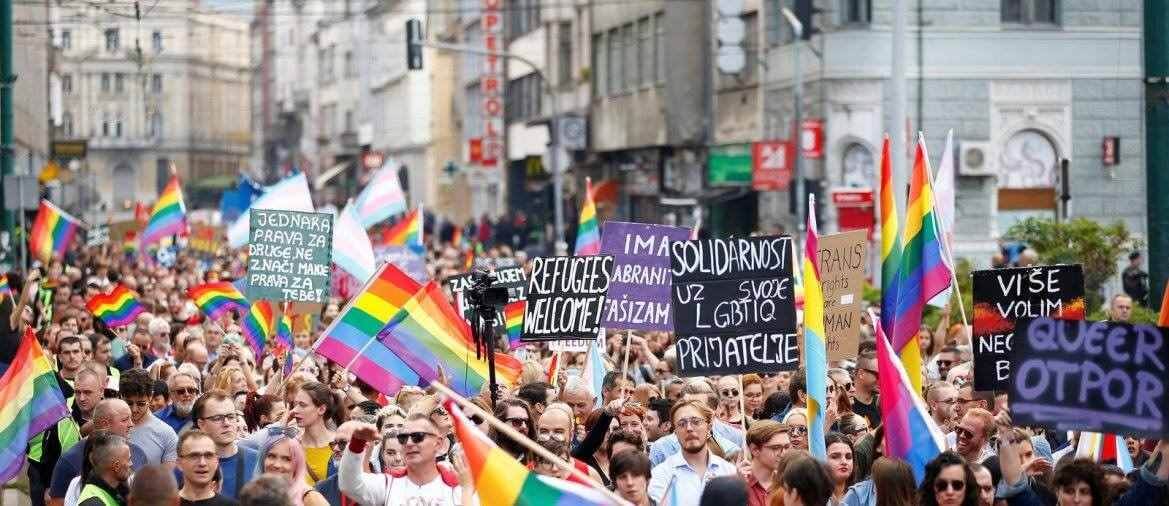 Manifestanti alla Marcia LGBTIQ+ di Sarajevo