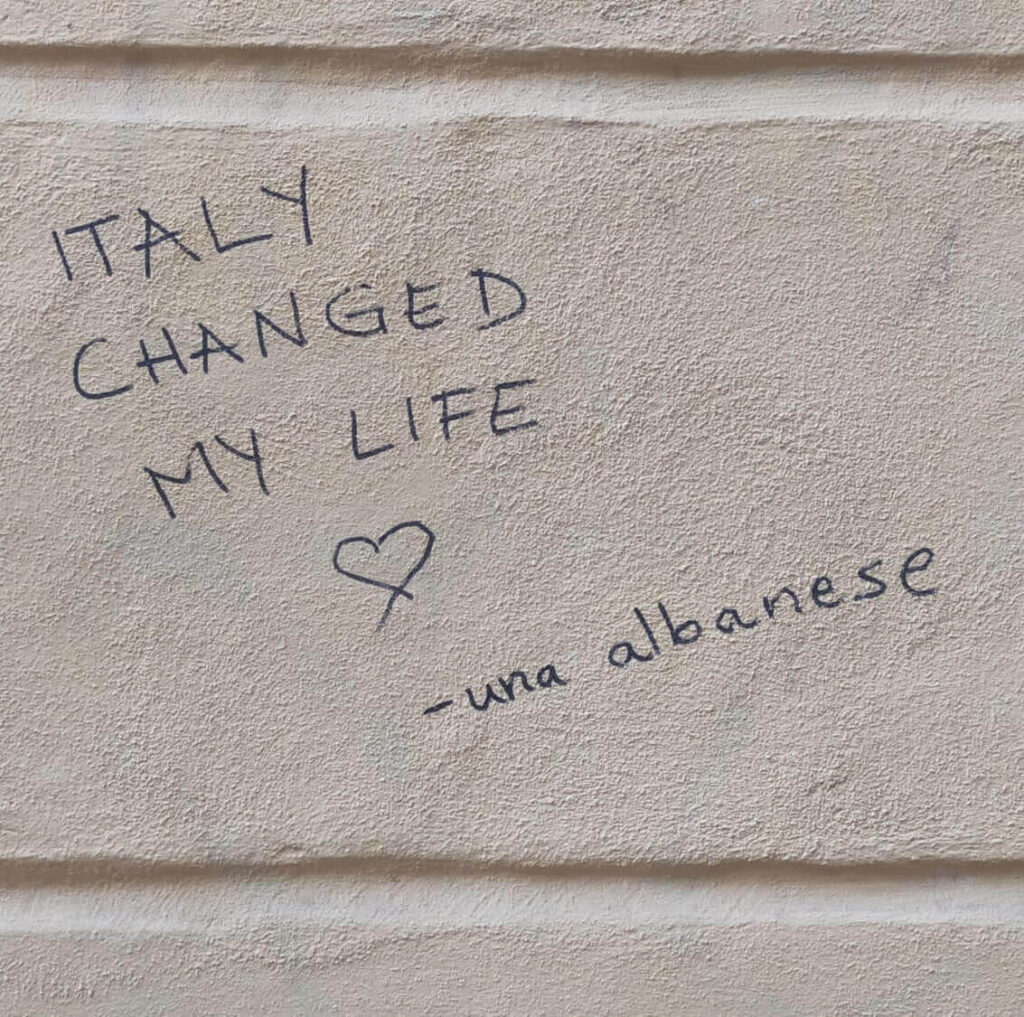 Scritta di una donna albanese a Verona