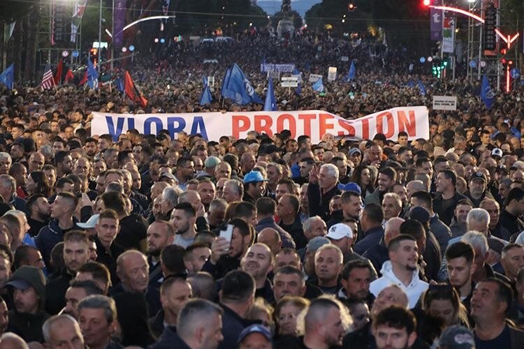 Proteste, sostenute da Organizata Politike, contro il carovita in Albania
