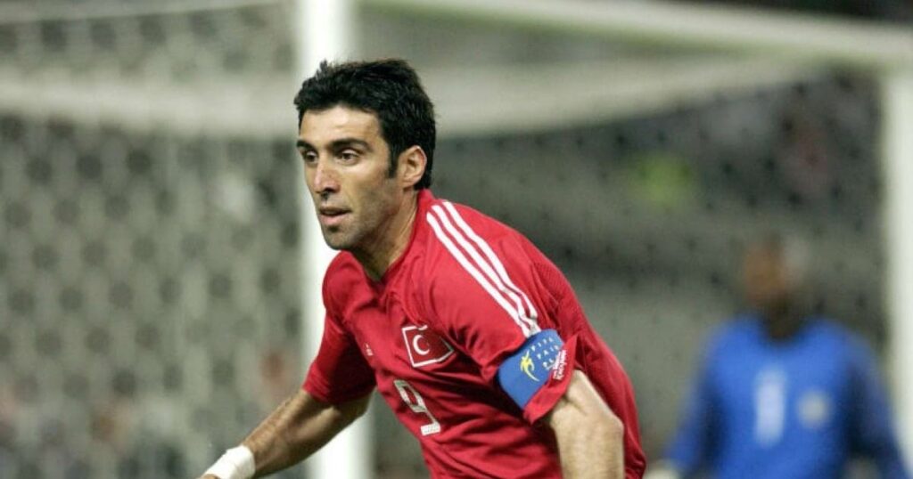 Hakan Şükür detiene il record dei Mondiali di gol più veloce nella competizione, 10,8 secondi