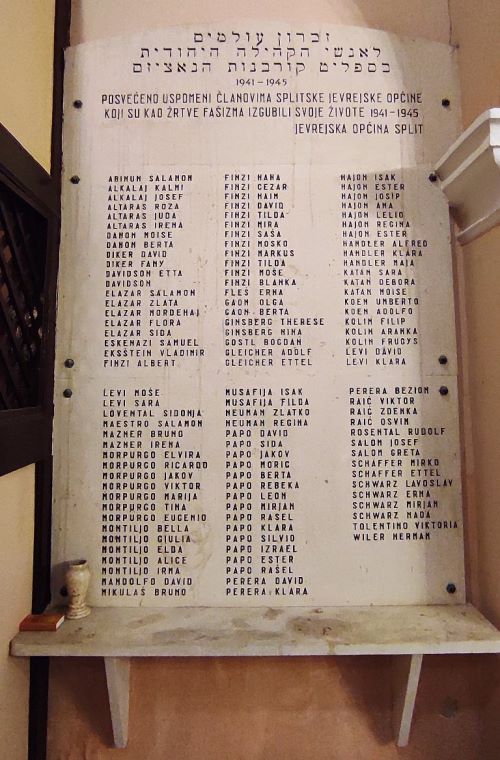 Sinagoga di Spalato - La targa che ricorda i 111 ebrei di Spalato uccisi ad Auschwitz