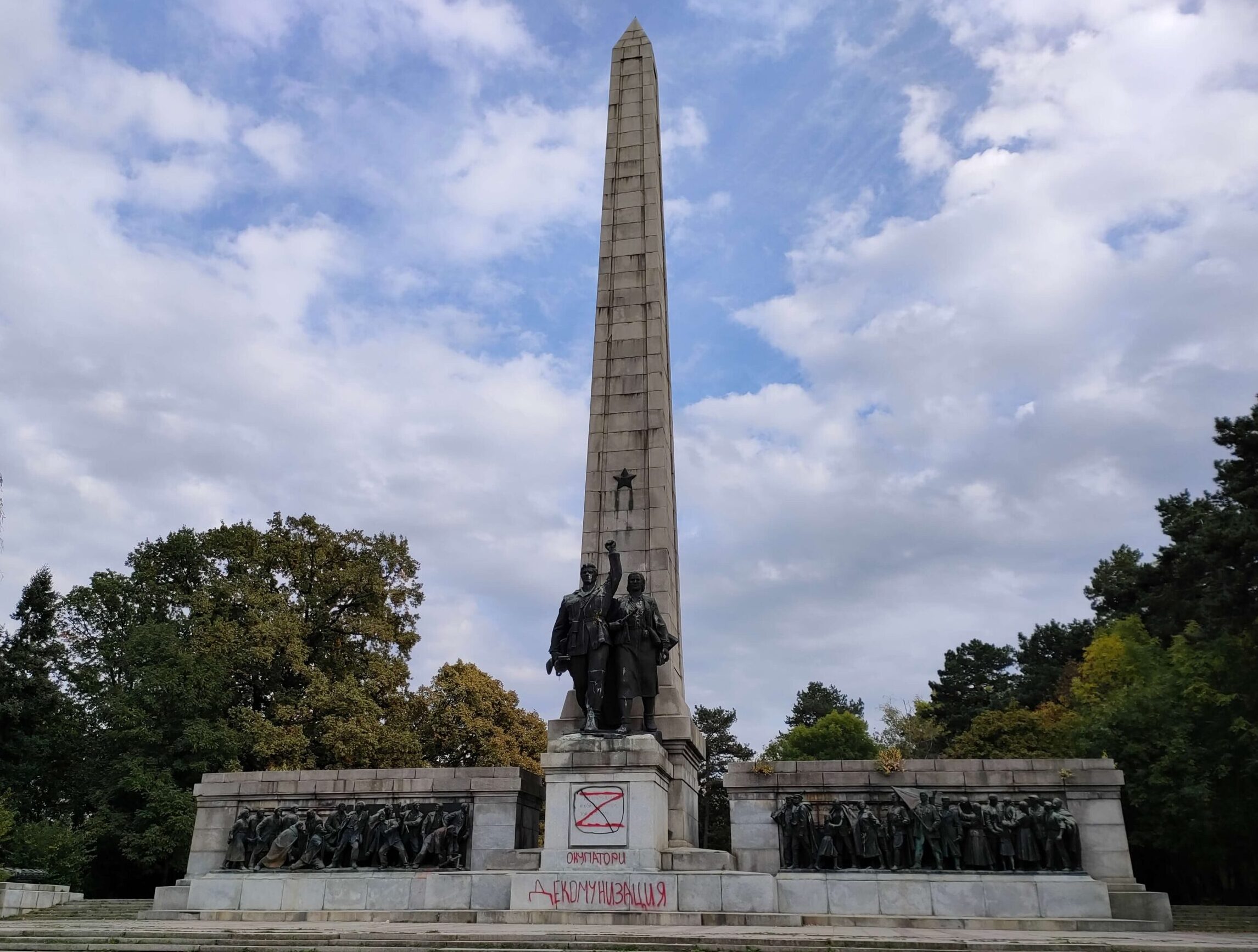 Monumento nel parco Borisova gradina di Sofia, vandalizzato con scritte pro-russe (Z) e anti-russe ("occupanti", "decomunizzazione")