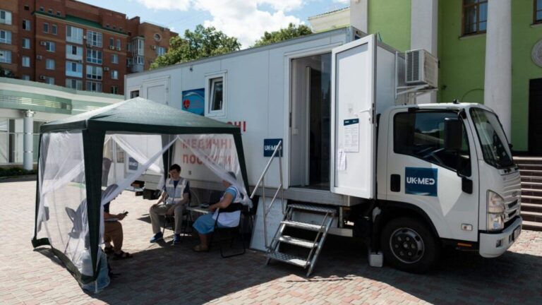 Le cliniche mobili con con cui Uk-Med assiste il sistema sanitario ucraino.