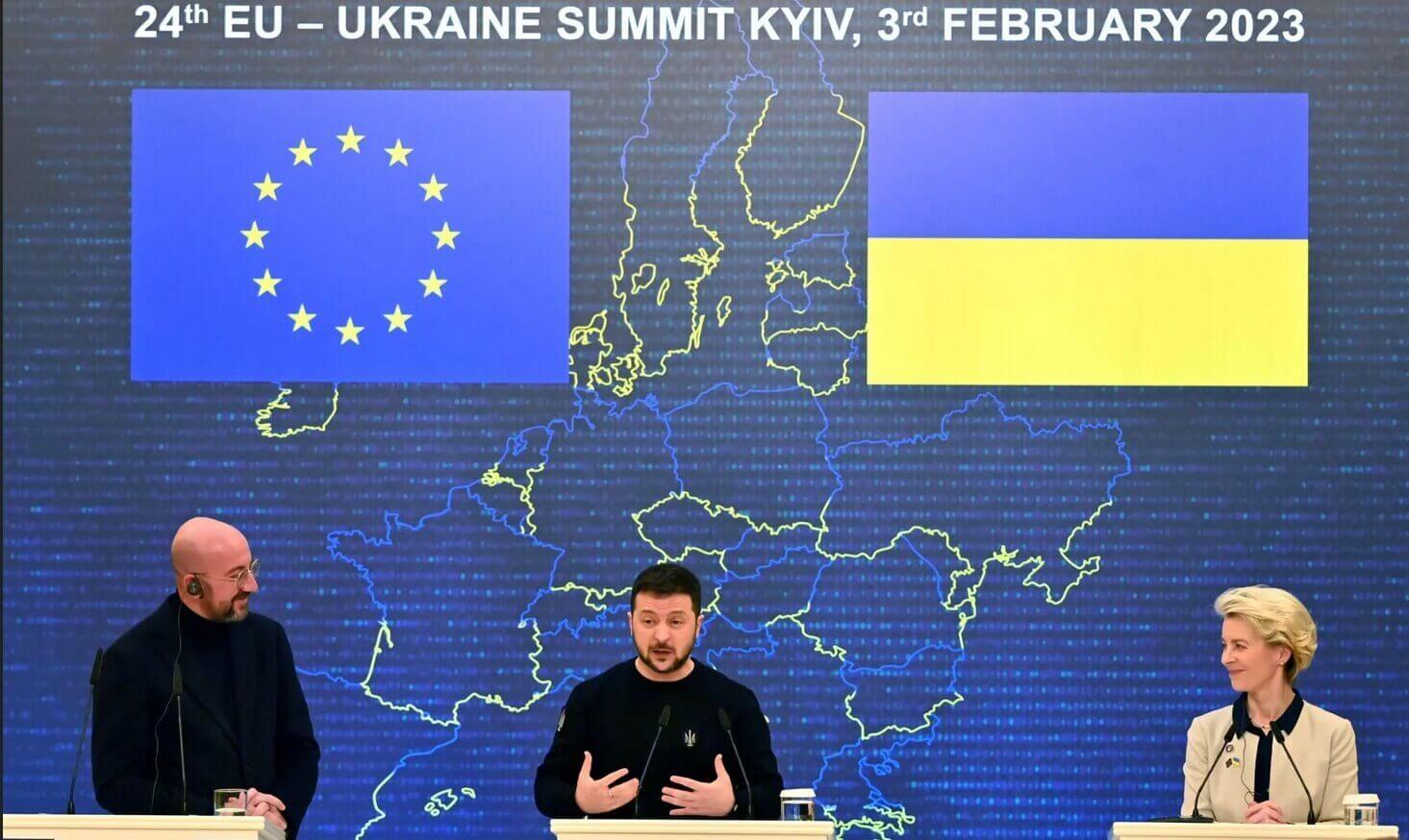Il presidente dell'Ucraina Volodymyr Zelens'kyj con i leader europei Charles Michel e Ursula von der Leyen in occasione del summit a Kyiv del 3 febbraio 2023 (foto Sergei Supinsky, AFP)