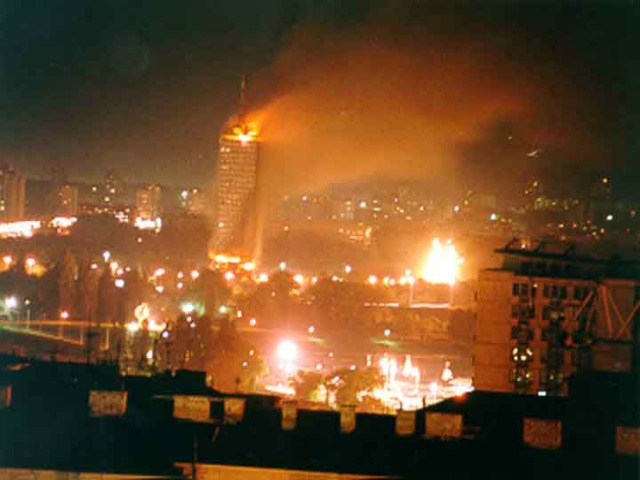 Belgrado in fiamme a causa dei bombardamenti della Nato