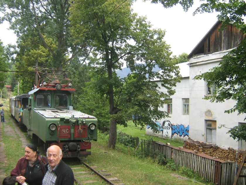 Il locomotore "coccodrillo" in testa al treno Borjomi-Bakuriani.
