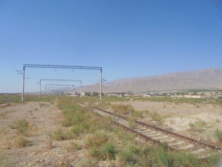 Ferrovie perdute del Caucaso meridionale. Una ferrovia in Armenia nei pressi del confine con l'Azerbaigian.