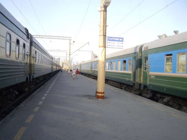 Musica ferroviaria da oltre il meridiano 13. Treni alla stazione di Baku.