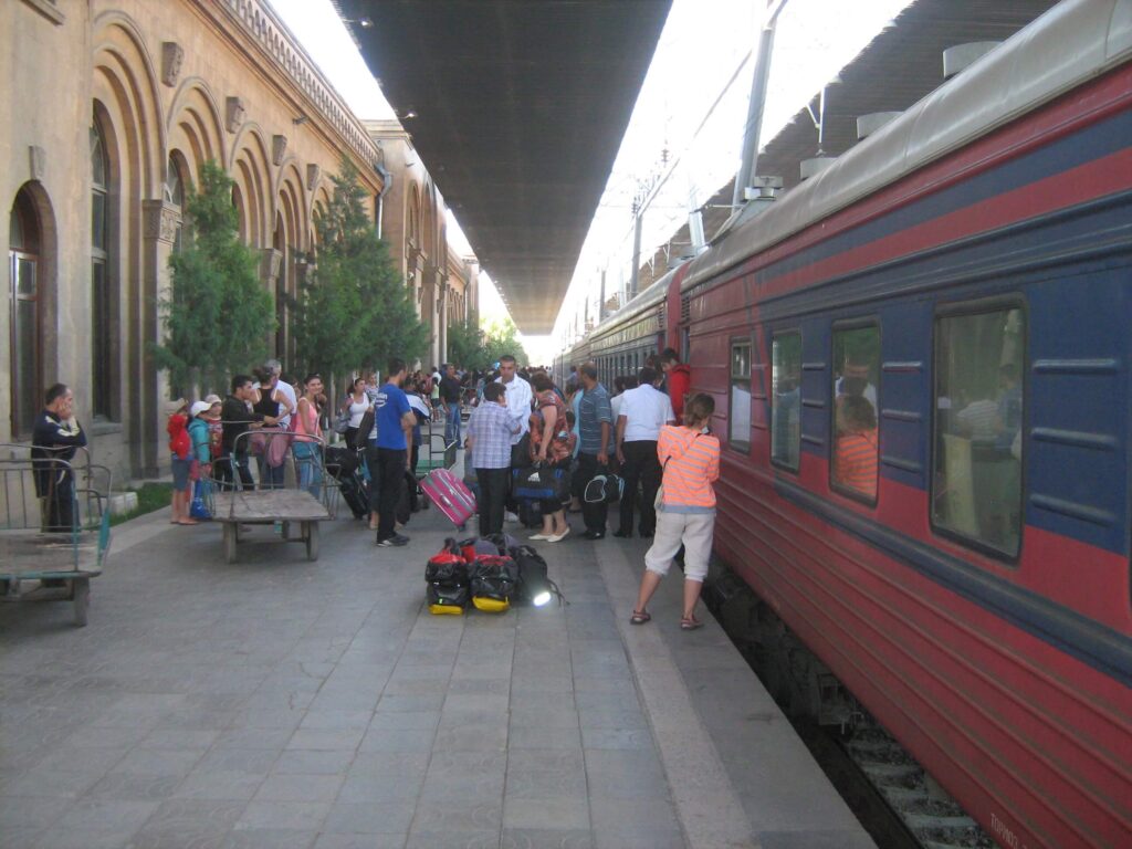 Attività alla stazione di Erevan. Si prospetta un futuro roseo per le ferrovie perdute del Caucaso?