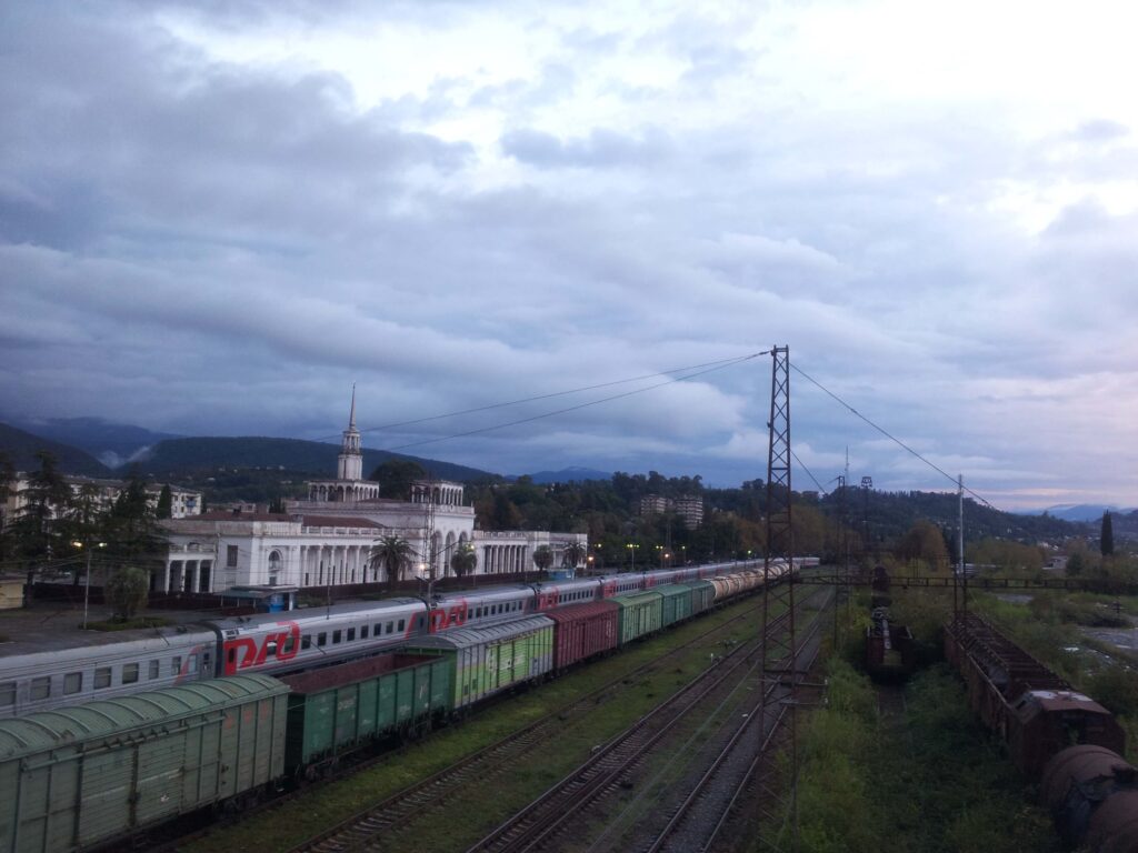 La stazione ferroviaria di Sukhumi. La linea che collega la città a Tbilisi è interrotta dagli anni Novanta. Si tratta di una delle ferrovie perdute del Caucaso.