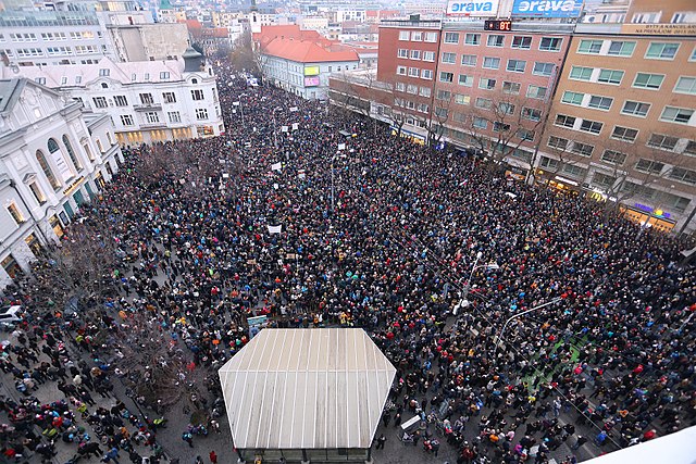 Proteste a Bratislava. Immagine nell'intervista a Matt Sarnecki, regista di The Killing of a Journalist.