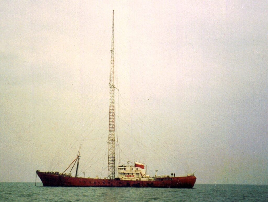 La Ross Revenge, sede di Radio Caroline dal 1983, fotografata nel 1984 a Knock Deep, del tutto simile alla Droit de Parole di Radio Brod