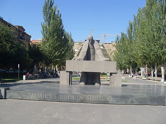La statua di Tamanian ai piedi della Cascata di Erevan