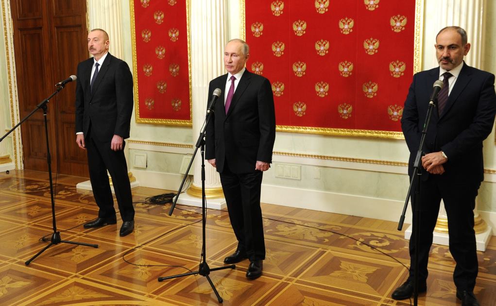 Il presidente dell’Azerbaigian, Ilham Aliyev, il collega russo Vladimir Putin e il primo ministro dell’Armenia Nikol Pashinyan a Mosca l’11 gennaio 2021. Incontro fondamentale per la storia del Nagorno-Karabakh