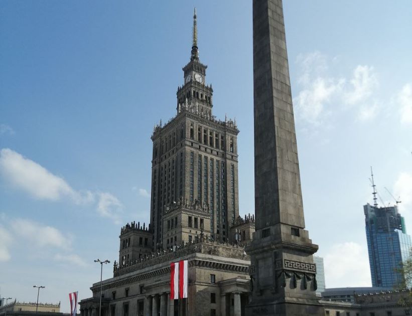 Il palazzo della cultura e della Scienza di Varsavia. Immagine di copertina dell'articolo "Elezioni parlamentari in Polonia del 2023, cosa dicono i risultati"
