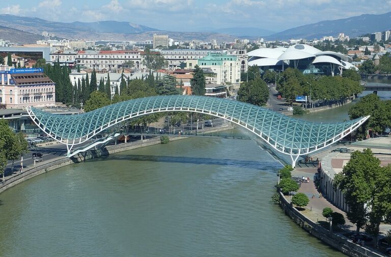 Il Ponte della Pace, uno dei ponti italiani a Tbilisi