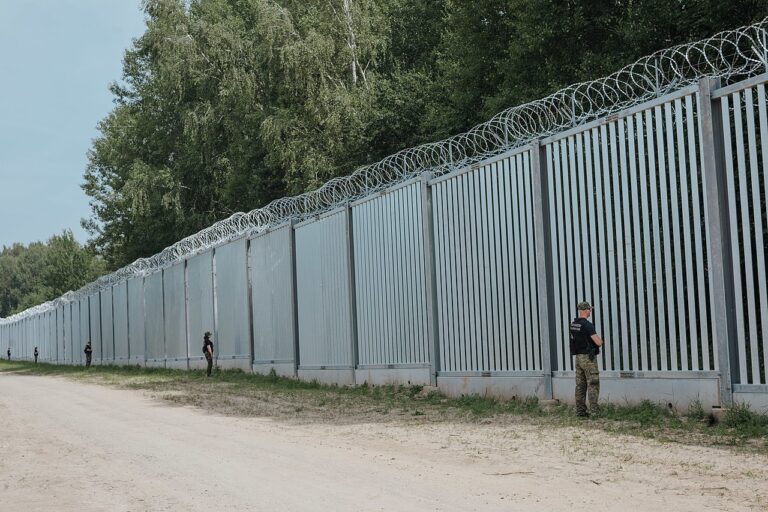 Guardie piantonano il muro anti-migranti tra Polonia e Belarus. Wikimedia Commons