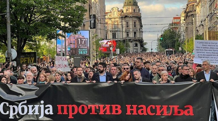 Manifestazione di "Serbia contro la violenza" (Wikipedia)