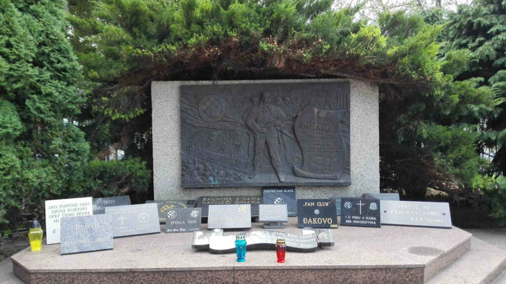 I fatti del Maksimir - Il monumento a quanto accaduto il 13 maggio 1990 con targhe commemorative dei BBB