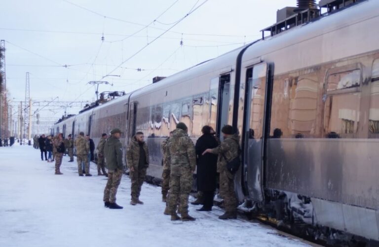 Soldati delle forze armate ucraine salgono su un treno Kyiv-Kramators'k.