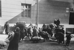 Ebrei macedoni abbandonano il campo di transito Monopol per essere deportati a Treblinka, 22-29 marzo 1943.