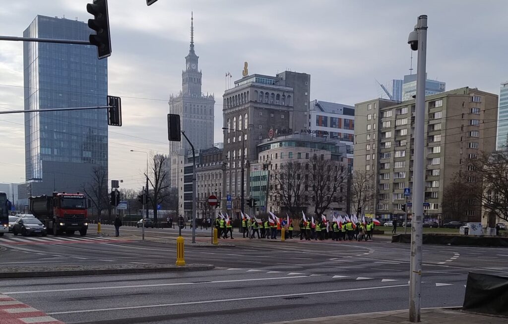 Un gruppo di manifestanti si dirige verso la protesta degli agricoltori (una volta "chłopi") a Varsavia il 27 febbraio 2024.