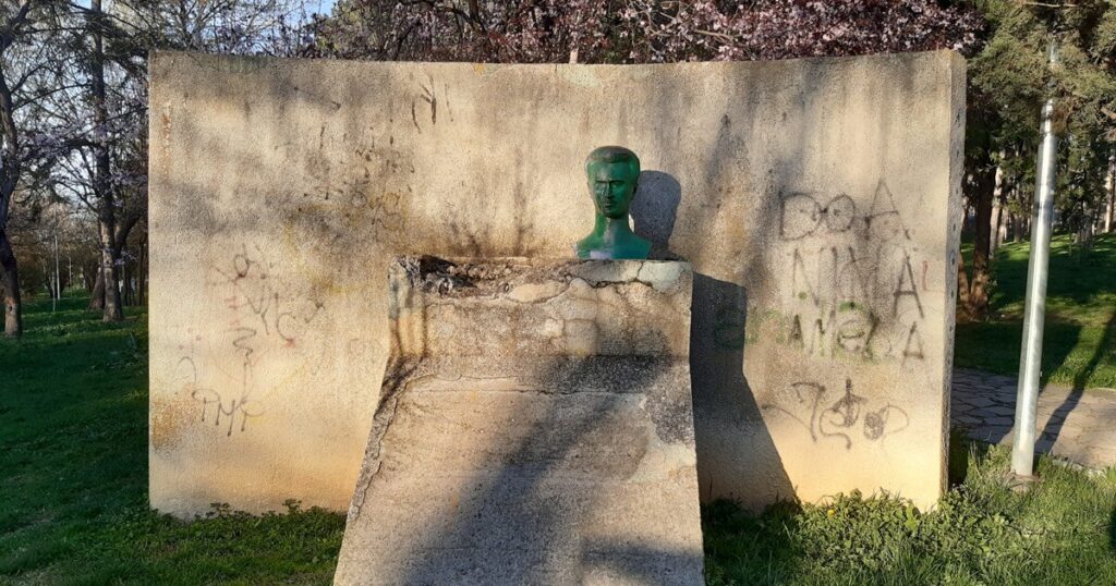 Memoriale dedicato a Boro e Ramiz presso il parco cittadino di Pristina, Kosovo