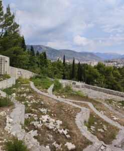 Patrimonio jugoslavo sotto attacco: lapidi distrutte al cimitero partigiano di Mostar