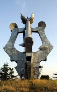 Monumento alla libertà, anche noto come fiore della libertà, Vardarski Rid (oggi collina di Mrzenski), Gevgelija