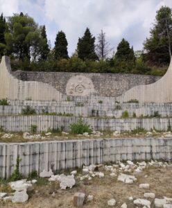Vista sulla necropoli partigiana di Mostar a seguito degli ultimi atti di vandalismo