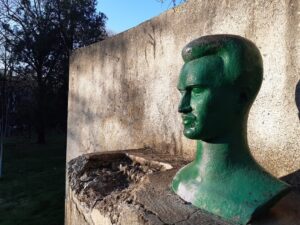 Busto di Ramic presso il parco cittadino di Pristina, Kosovo