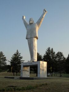 Spomenik di Stjepan Filipović a Valjevo prima degli ultimi episodi vandalici