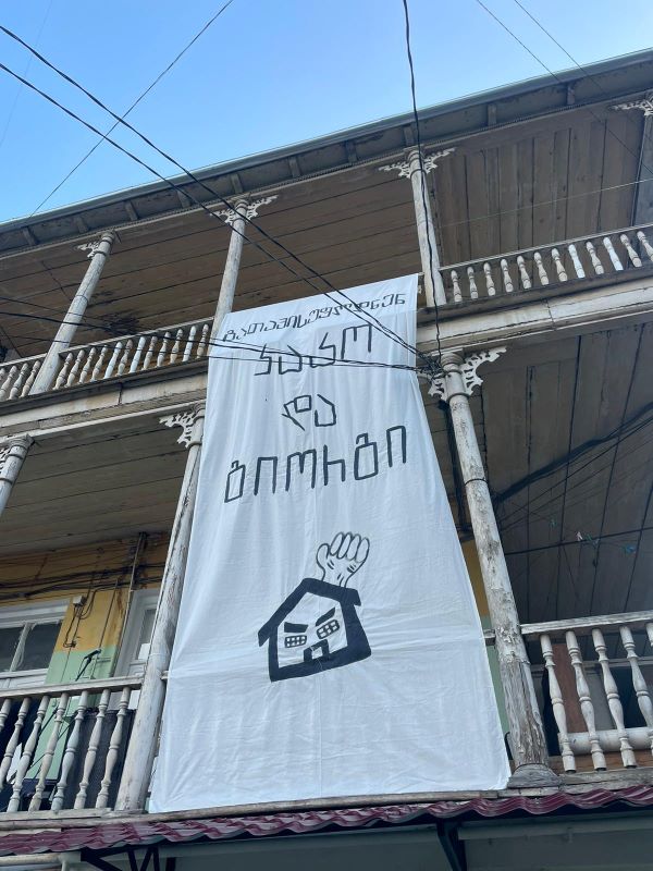 Un manifesto contro gli sfratti a Tbilisi.