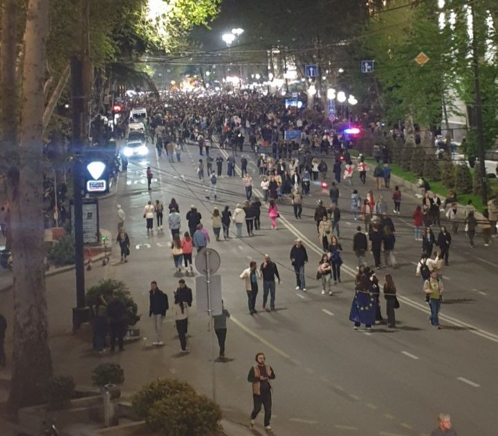 Proteste contro il disegno di legge sulla influenza straniera il 16 aprile 2024 a Tbilisi.