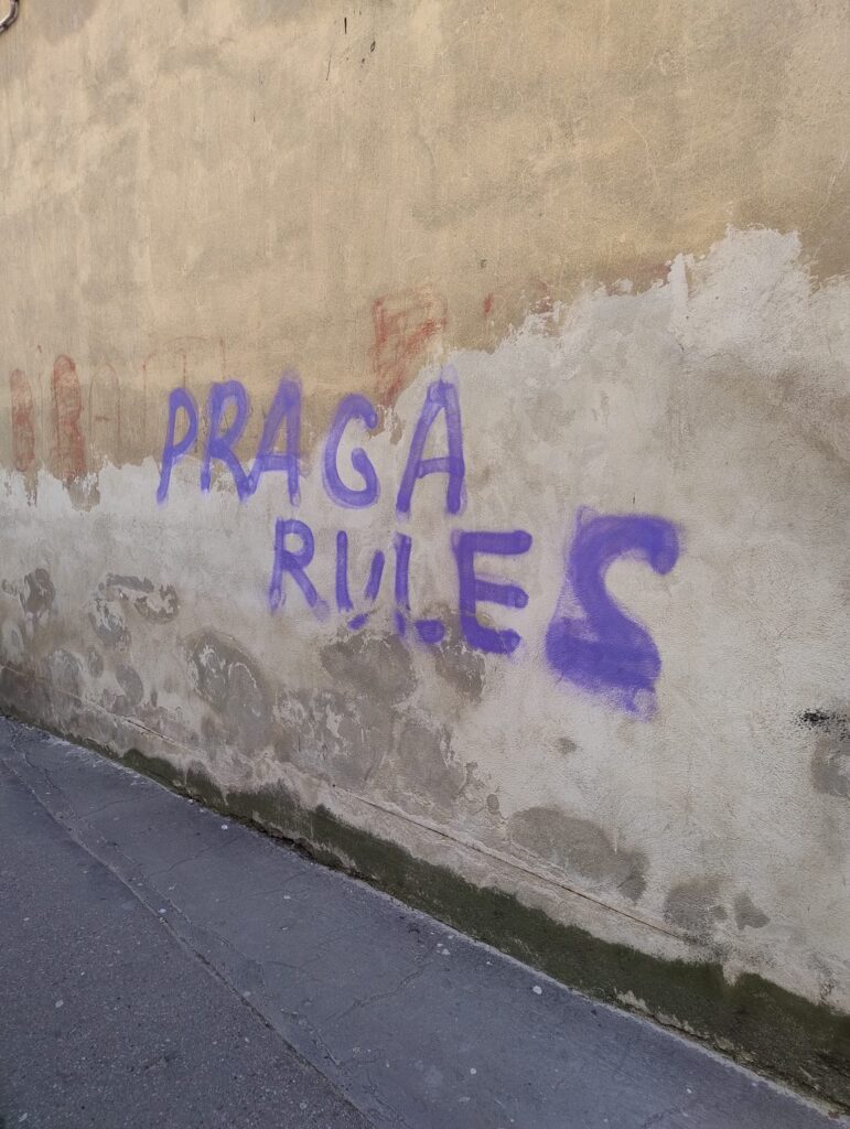 Graffito "Praga Rules" a Praga Nord, Varsavia. (Meridiano13/Oscar Luigi Guccione)