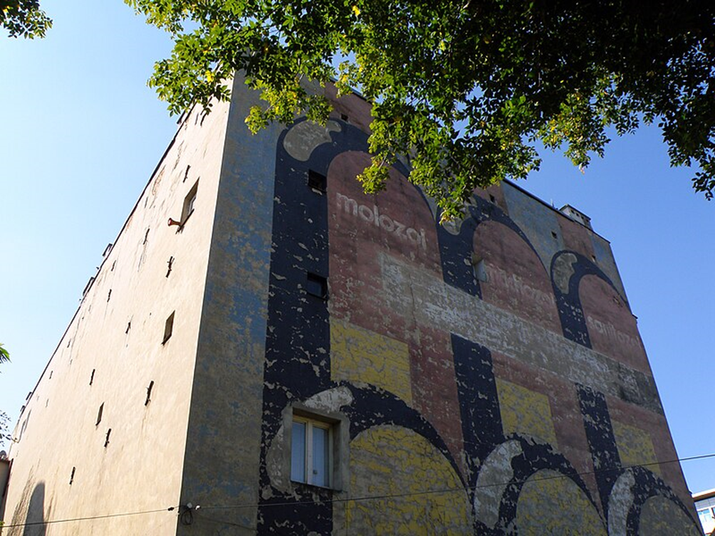 Il murales pubblicitario Molozol, Muchozol, Sanitozol, Praga, Varsavia. (Wikimedia)