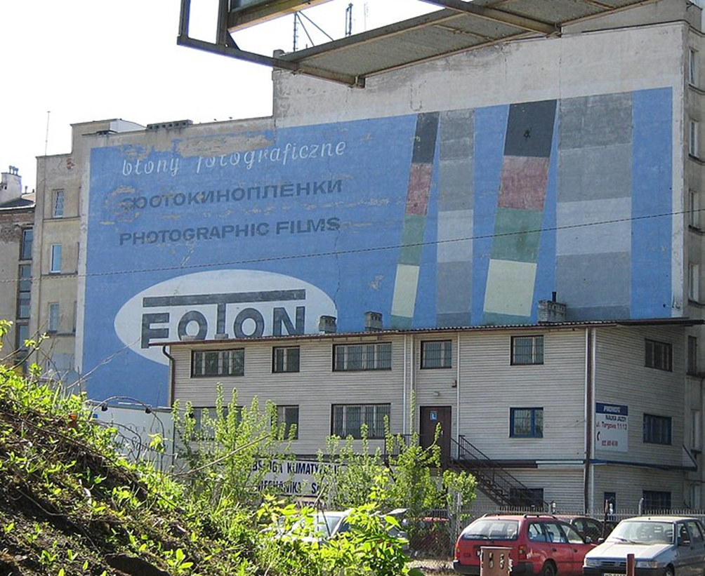 Il murales pubblicitario Foton, prima di essereimbiancato e successivamente restaurato, a Praga, Varsavia. (Wikimedia)