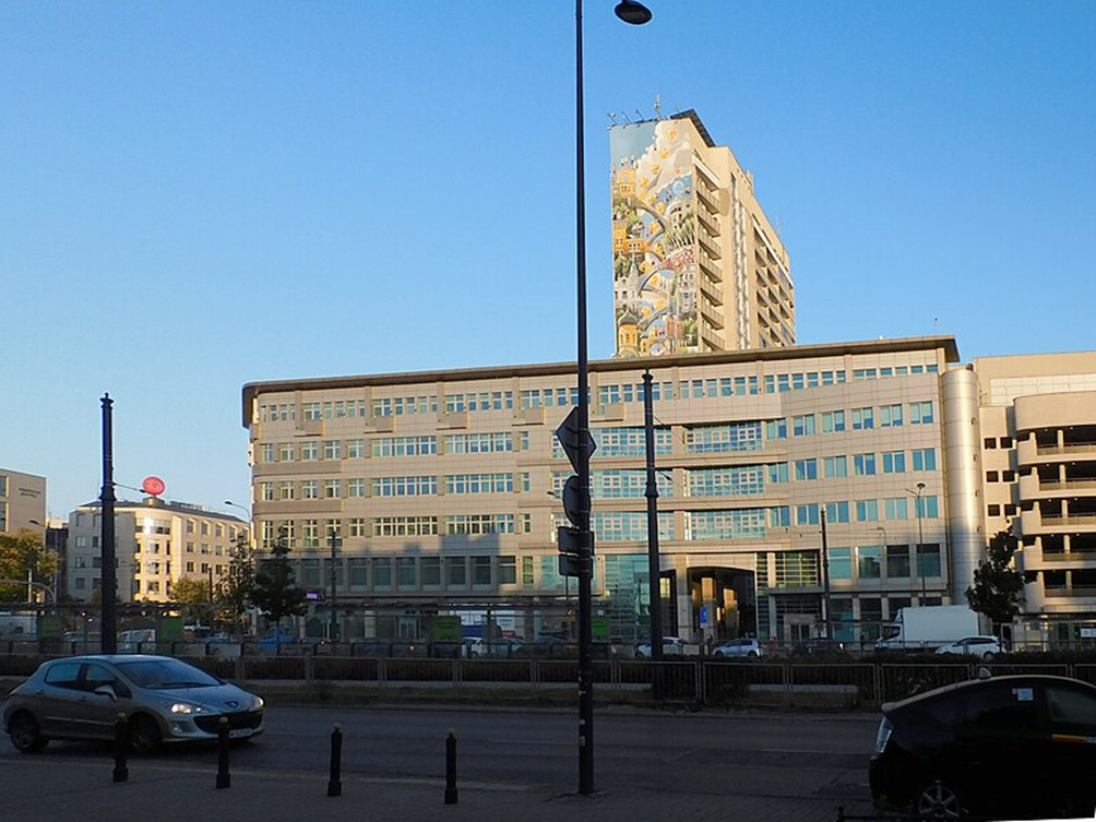 Il murales con vernice ecologica che promuove l'azienda del Lotto polacco in Via Targowa, Praga, Varsavia. (Wikimedia)