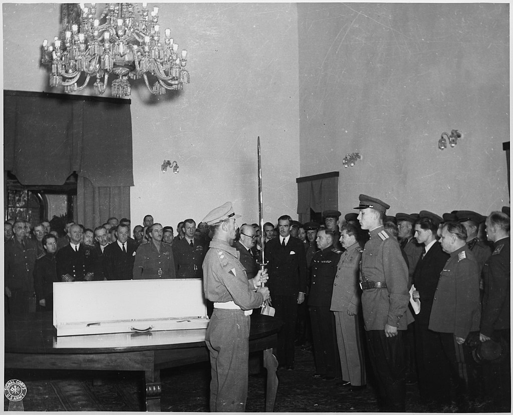 Cerimonia di presentazione della spada di Stalingrado nel corso della conferenza di Teheran, 29 novembre 1943