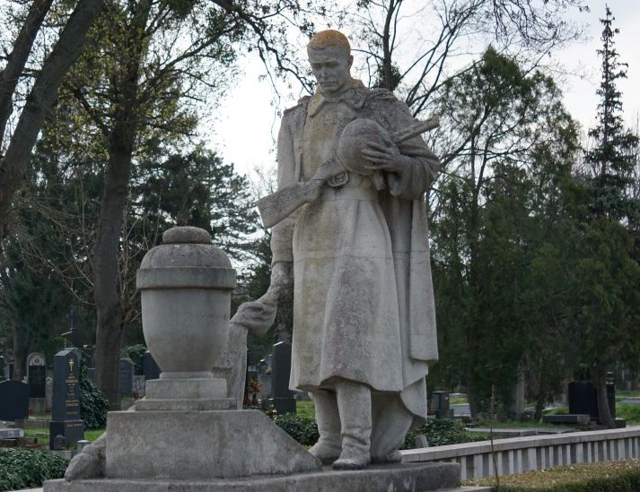Una statua di un soldato nel cimitero sovietico di Vienna.