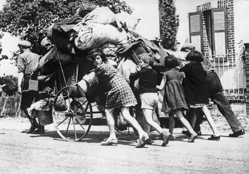 Civili francesi in fuga dall'avanzata delle truppe hitleriane nel 1940. La foto è stata utilizzata per la prima locandina di Rosso Istria con l'intento di rappresentare i civili italiani in fuga dai partigiani di Tito in Istria