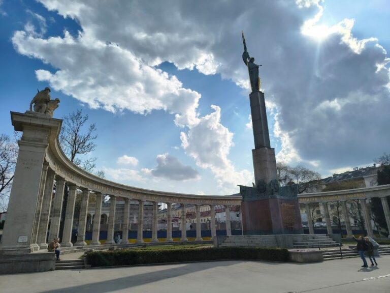 Monumento agli eroi dell’Armata rossa, luogo principe della Vienna sovietica descritta nell'articolo.