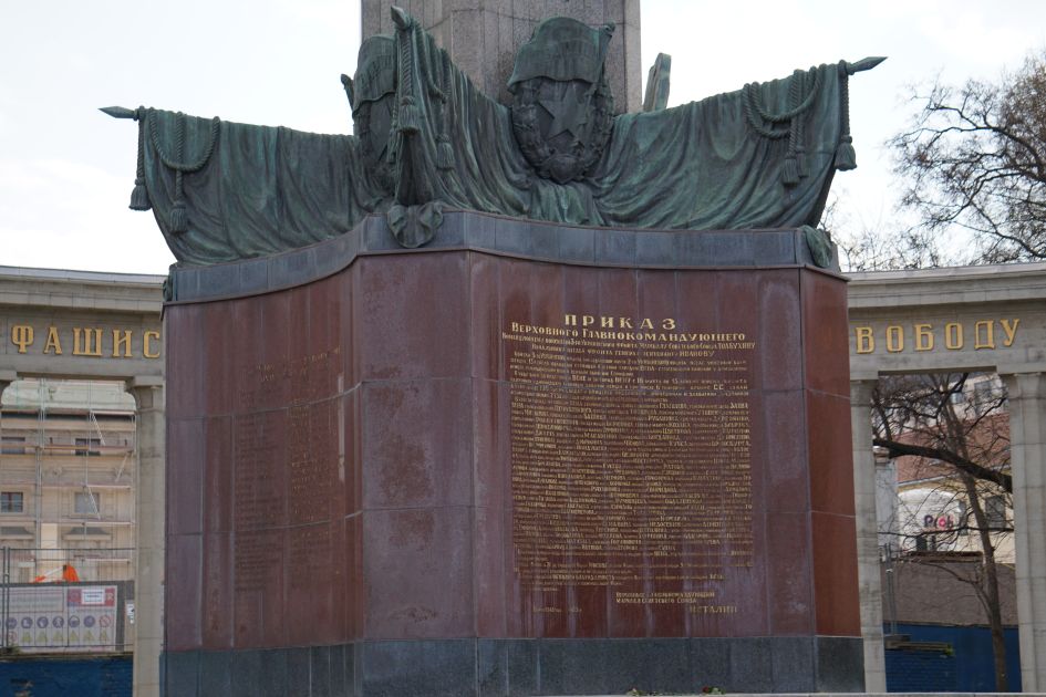 Un dettaglio del complesso dedicato ai soldati dell'Armata Rossa sulla Piazza Schwarzenberg di Vienna.