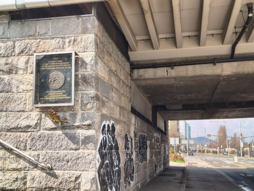 Targa ai piedi del ponte Reichsbrücke a Vienna dedicata ai soldati dell'Armata Rossa. Testimonianza della Vienna Sovietica.