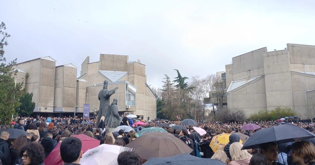 Manifestazione spontanea davanti all'università Cirillo e Metodio di Skopje