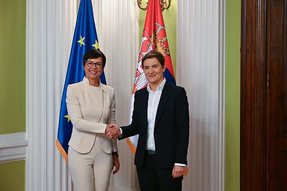 La commissaria per l'allargamento europeo Marta Kos e la portavoce del governo serbo Ana Brnabić si incontrano a Belgrado il 29 aprile 2025