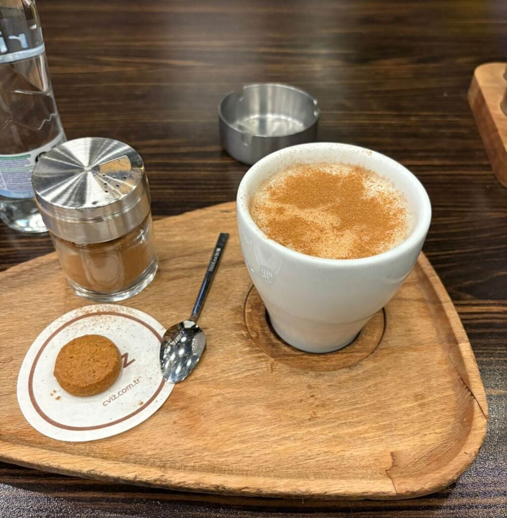 Una tazza di salep servito in un caffè di Istanbul, Turchia