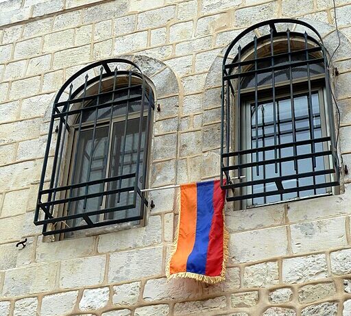 La bandiera armena su un palazzo nella strada del Patriarcato armeno a Gerusalemme